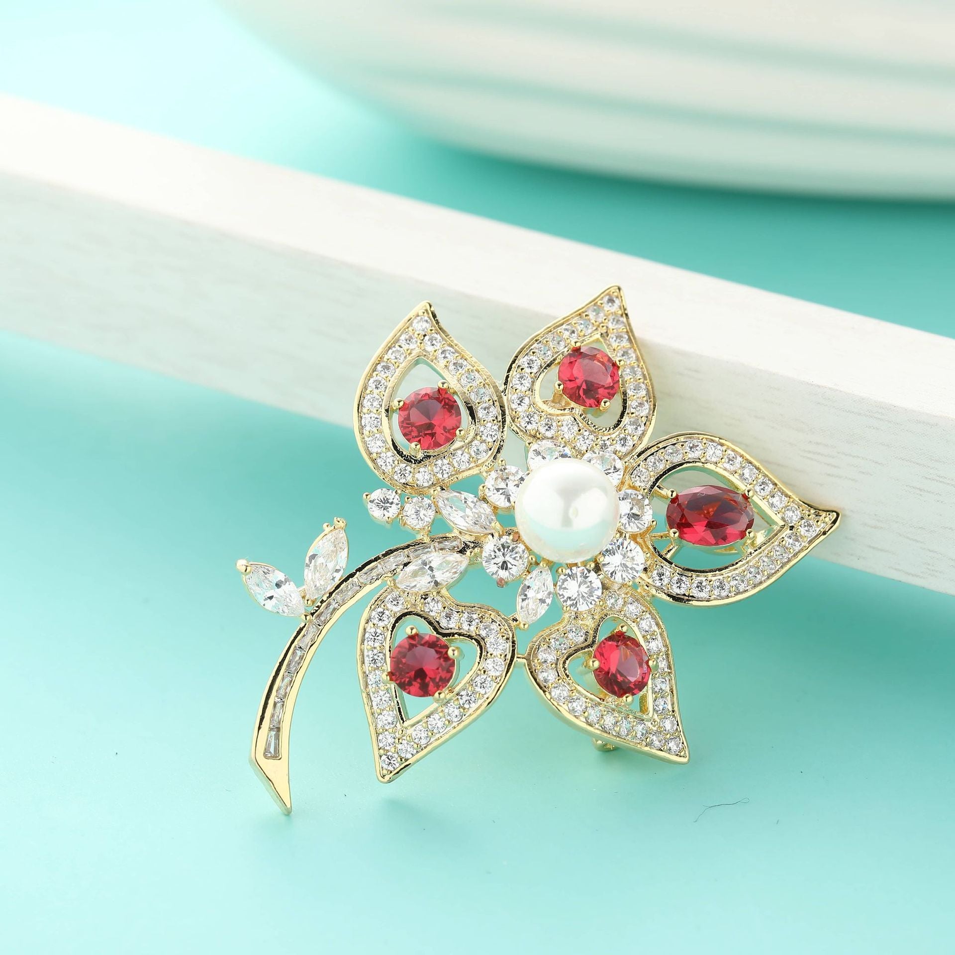 бадмаараг сувдан цэцгийн энгэрийн зүүлт