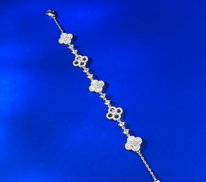 Цагаан байгалийн дунтай мөнгөн бугуйвч