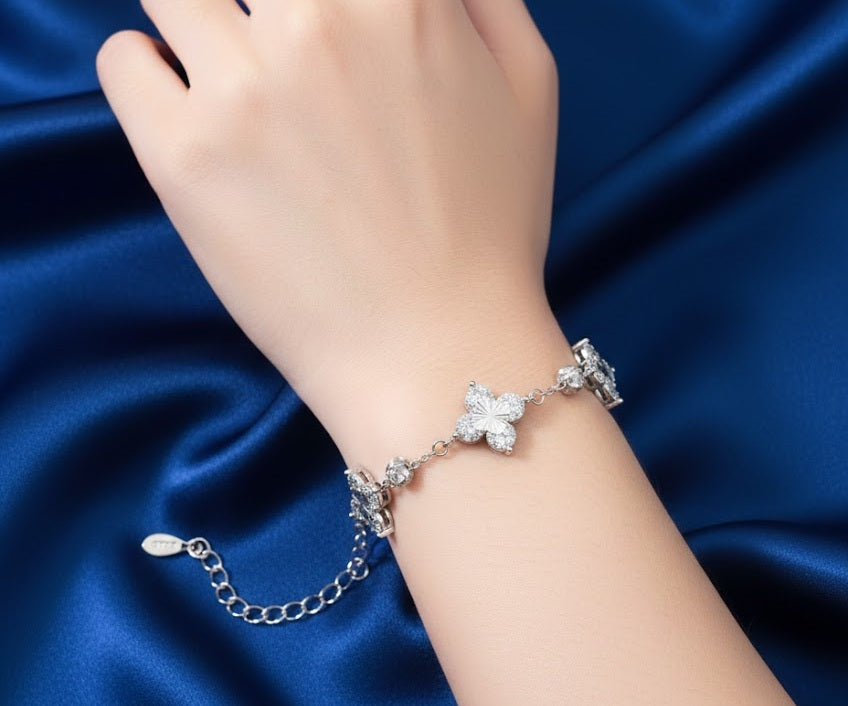 Шигтгээтэй сийлбэртэй мөнгөн бугуйвч