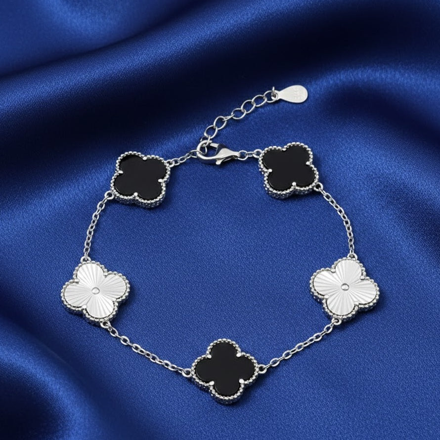 Хар Мана урласан мөнгөн бугуйвч