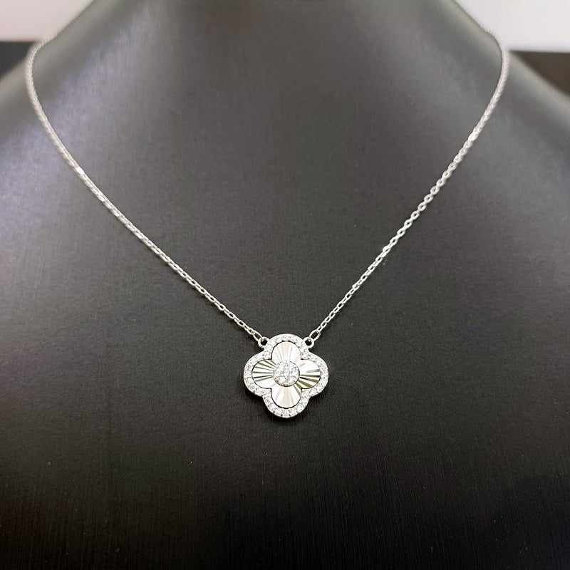 Шигтгээтэй сийлбэртэй мөнгөн зүүлт